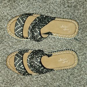 Crown Vintage sandle in excellent pre-owned condition. No signs of wear size 7M